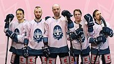 Hokejisté Kladna v charitativních dresech, s nimi� nastoupí v úterý 27. února...