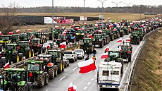 Polští farmáři se svými traktory a vozidly blokují během demonstrace rychlostní...
