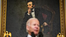 Americký prezident Joe Biden před portrétem Abrahma Lincolna v pracovně Bílého...