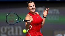 Aryna Sabalenková hraje forhend ve druhém kole turnaje v Dubaji.