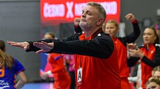 Trenér Bent Dahl radí svým sv��enkyním v kvalifika�ním zápase mistrovství...