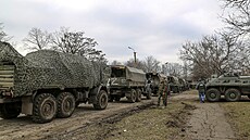 Kolona vojenských kamion zaparkovaná v ulici v Mykolajvce v Doncké oblasti,...