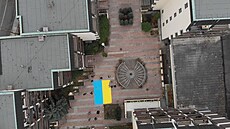 Aktivisté ze skupiny Kaputin namalovali dnes dopoledne ukrajinskou vlajku na...