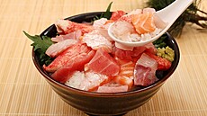 Japonský pokrm zvaný kaisen-don