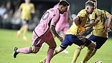 Lionel Messi (vlevo) z Interu Miami stíhá Andrewa Brodyho ze Real Salt Lake.