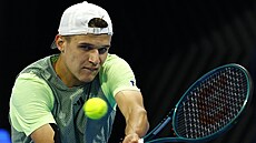 Český tenista Jakub Menšík v duelu s Britem Andym Murraym na turnaji v Dauhá.