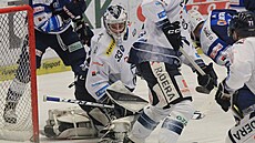 Vítkovický branká� Luká� Klime� likviduje �anci Zde�ka Okála z Komety Brno.