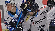 Vítkovický James Willie Raskob (vpravo) v souboji s Janem Ekrtem z Komety Brno....