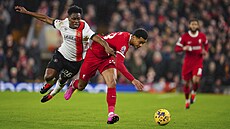 Cody Gakpo (vpravo) z Liverpoolu v souboji s , Albertem Sambim Lokongou z...