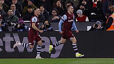 Jarrod Bowen (vpravo) slaví gól v zápase s Brentfordem se spoluhrá�em...