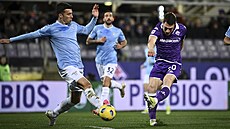 Andrea Belotti (vpravo) st�ílí, zabránit se mu v tom sna�í Nicolo Casale z...