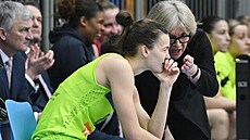 Veronika Vorá�ková z USK Praha poslouchá pokyny trenérky Natálie Hejkové.