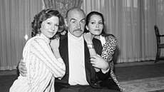 Hereka Pamela Salemová (vlevo) po boku Seana Conneryho, s kterým si zahrála v...