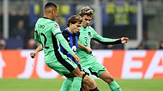 Nicolò Barella (uprost�ed) z Interu v obklí�ení hrá�� Atlética Madrid.