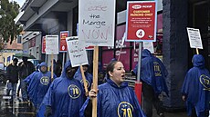 Demonstrace proti spojení obchodních etzc Albertsons a Kroger v Los Angeles....