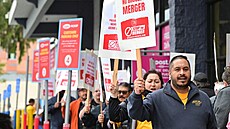 Demonstrace proti spojení obchodních etzc Albertsons a Kroger v Los Angeles....