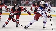 Mika Zibanejad (93) z New York Rangers útoí v zápase s New Jersey Devils,...