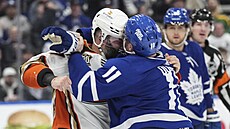 Max Domi (11) z Toronto Maple Leafs a Radko Gudas (7) z Anaheim Ducks v pstním...