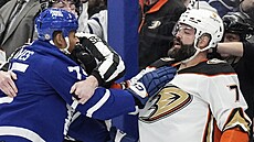 Ryan Reaves (v modrém) z Toronto Maple Leafs a Radko Gudas (7) z Anaheim Ducks...