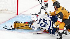 David Kämpf (64) z Toronto Maple Leafs skóruje proti Vegas Golden Knights.