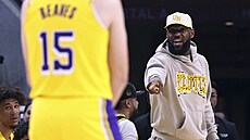 LeBron James je zranný, hru Los Angeles Lakers ídí z laviky.