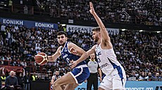 David Böhm (vlevo) z �eského výb�ru proti �eckému reprezentantovi Thomasi...