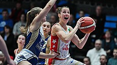 Kateina Suchanová ze Slavie útoí v zápase s Chomutovem kolem Anny Rylichové.