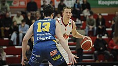 Tomá Vyoral (vpravo) z Pardubic útoí kolem Johana Haiblíka z Ústí.