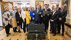Velvyslanci 17 zemí EU v Praze se složili na zbraň na obranu proti dronům. K...