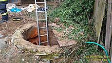 Star�í mu� opravoval ve studni potrubí a nemohl sám vylézt nahoru. Pomoct mu...