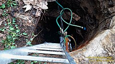 Star�í mu� opravoval ve studni potrubí a nemohl sám vylézt nahoru. Pomoct mu...