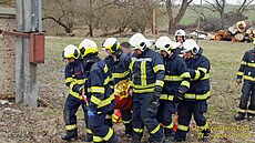 Star�í mu� opravoval ve studni potrubí a nemohl sám vylézt nahoru. Pomoct mu...