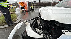 Nehoda osobního auta a vozu záchranné sluby v ernokostelecké ulici (22. února...