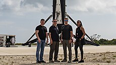 Posádka mise Crew-8 boním stupnm Falconu Heavy