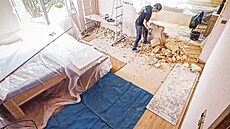 Po vyklizení lo�nice a obývacího pokoje p�i�ly na �adu bourací práce, kterým se...