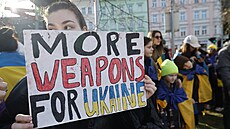 Lidé se shromá�dili na nám�stí Kinských v Praze u p�íle�itosti dvouletého...