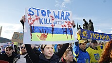 Lidé se shromá�dili na nám�stí Kinských v Praze u p�íle�itosti dvouletého...