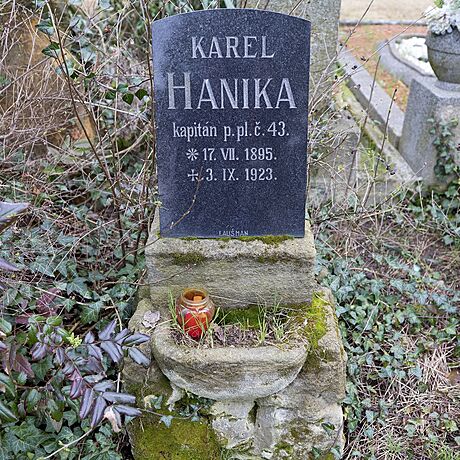 Hrob kapitána Karla Haniky na Ústedním hbitov v Brn. Umístn je ve...