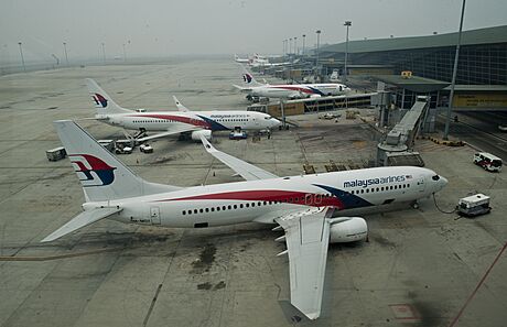 Na mezinárodním letiti v malajsijském Kuala Lumpur stojí osobní letadla...