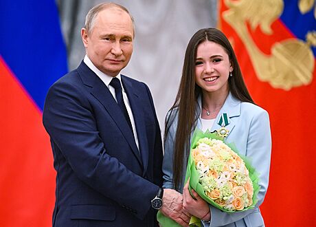 Kamila Valijevová v roce 2022, kdy ji dekoroval ruský prezident Vladimir Putin.