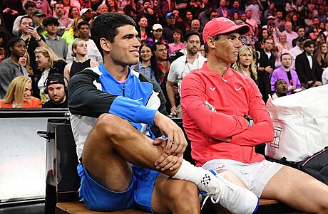 Carlos Alcaraz (vlevo) a Rafael Nadal ped exhibicí v Las Vegas