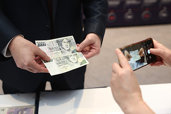 Porovnání pad�lané a pravé dvoutisícikoruny, která byla v�bec nej�ast�ji...