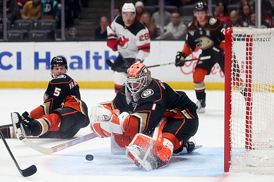 Branká Anaheim Ducks Luká Dostál vyráí kotou v zápase s New Jersey Devils.