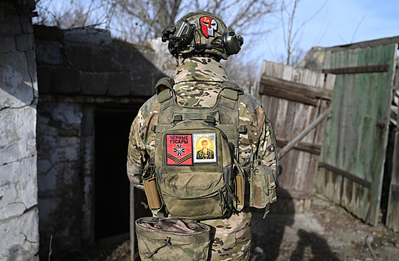 Ruský voják 15. samostatné motostelecké brigády na neznámém míst na Ukrajin...