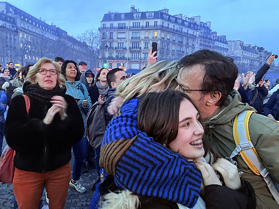 Píznivci potrat se na námstí Trocadero v Paíi objímají poté, co...