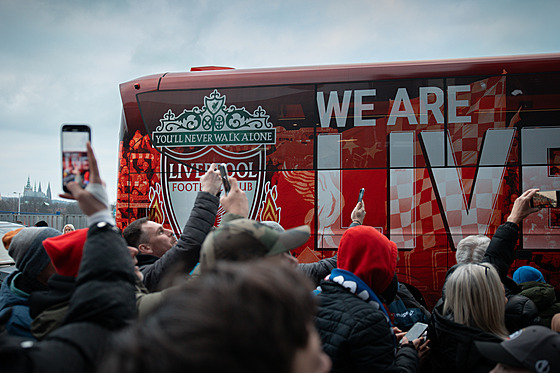 Fotbalisté Liverpoolu pijídjí na Letnou v klubovém autobusu.