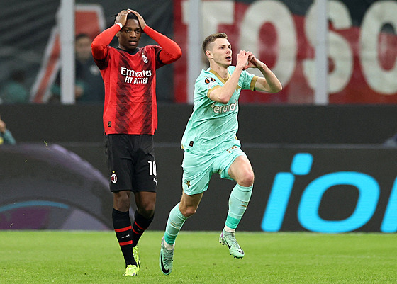 Slávistický bek David Doudra oslavuje gól v utkání proti AC Milán.