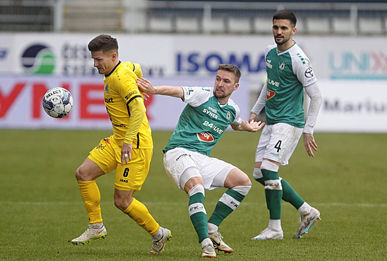 Královéhradecký k�ídelník Václav Pila� (vlevo) si kryje mí� v souboji s Davidem...