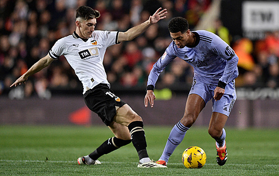 Jude Bellingham z Realu Madrid (vpravo) a Pepelu z Valencie