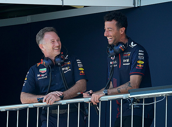 Australský pilo Daniel Ricciardo (vpravo) se baví se �éfem Red Bullu...